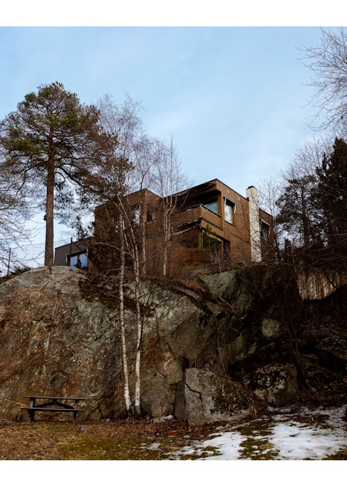 Sankthansfjellet borettslag sett fra bakkeplan og opp til et hus som står på toppen av en fjelltopp