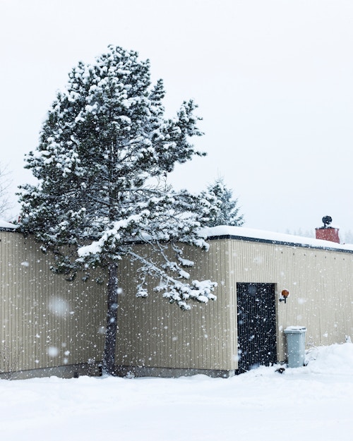Fotografi av et atriumhus på vinteren i alonsjo borettslag.