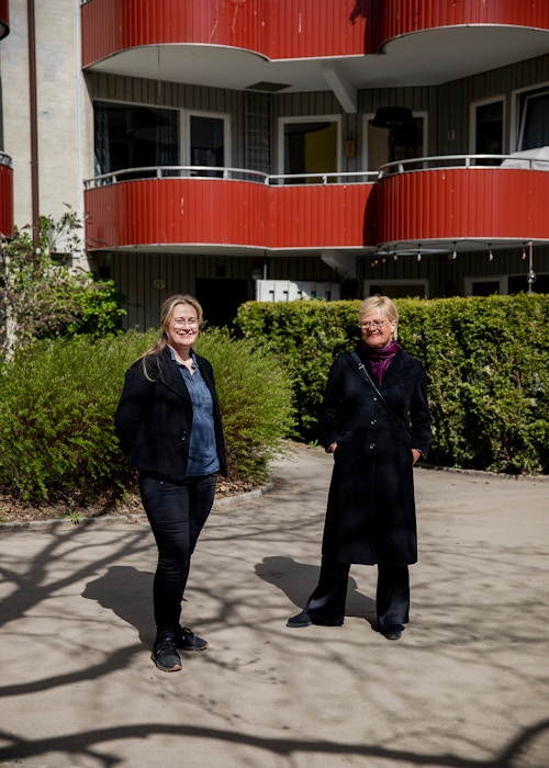 Beboerne Stina Mosling og Kristin Halvorsen i bakgården i Valdresgata borettslag.