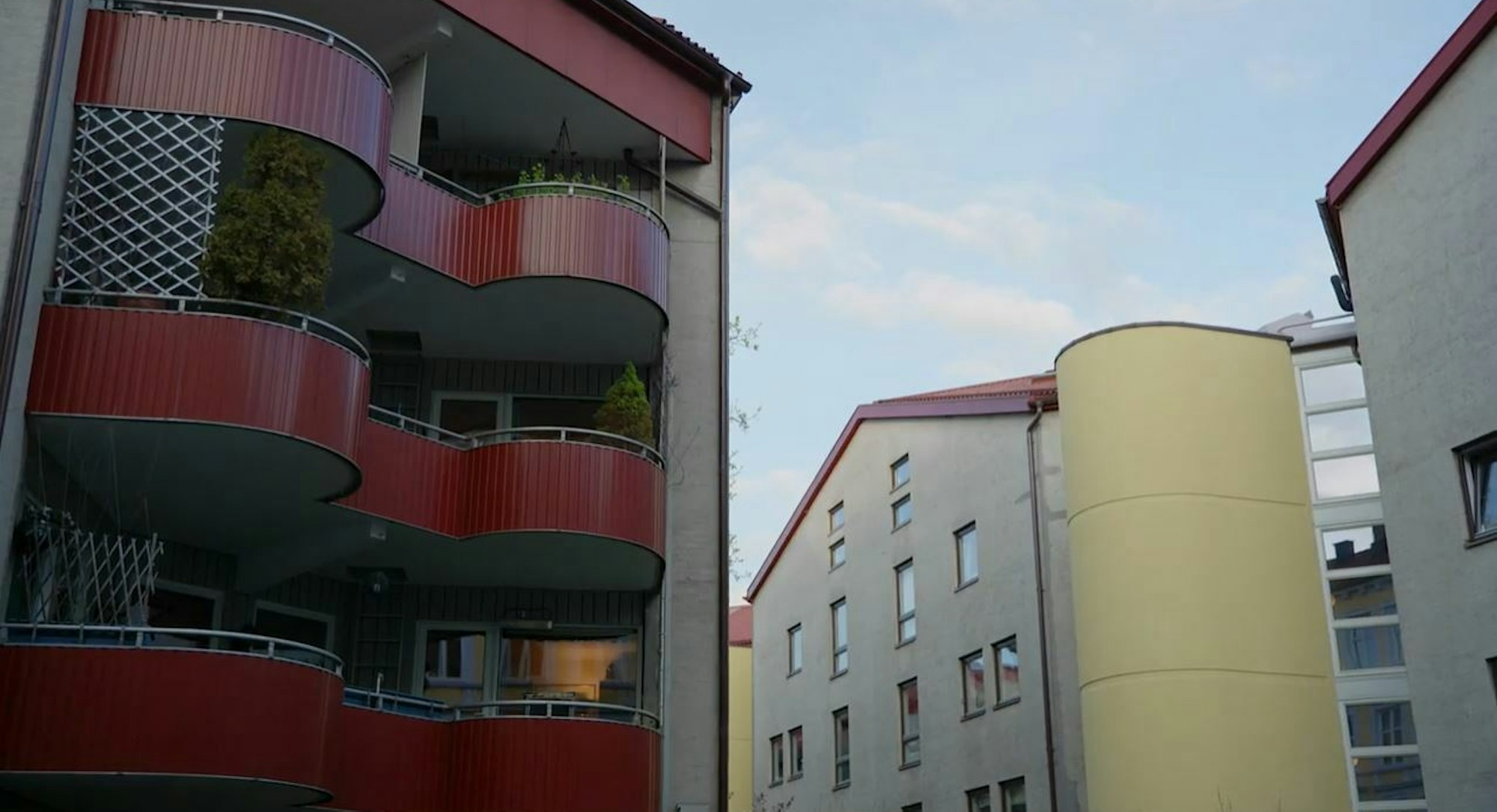 Runde, røde balkonger og gul fasade i Valdres gata borettslag.