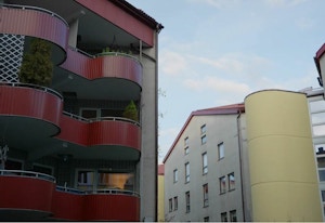 Runde, røde balkonger og gul fasade i Valdres gata borettslag.