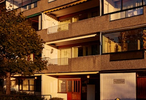 Bildet viser deler av fasaden med terrasser i Meklenborg borettslag.