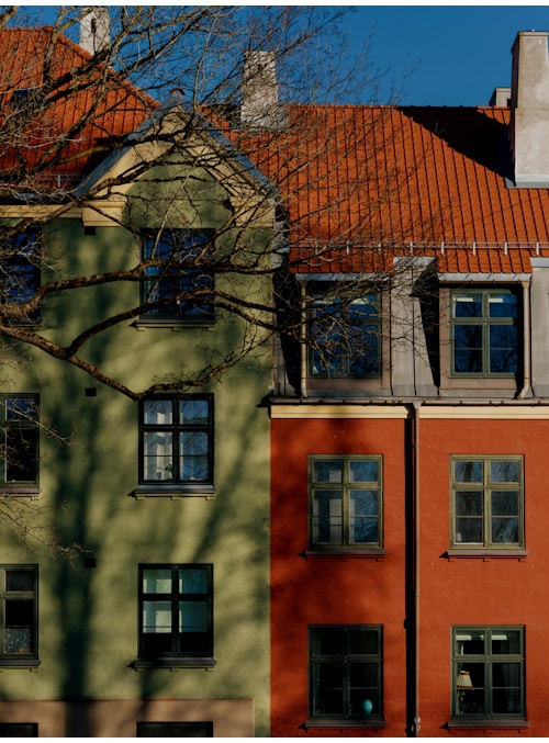Foto av fasader i grønt og rødt i Uelands Gate i Oslo.