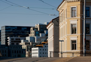 Bilde over Oslo tatt fra Saxegaardsgata i Gamlebyen, med Barcode i bakgrunnen.