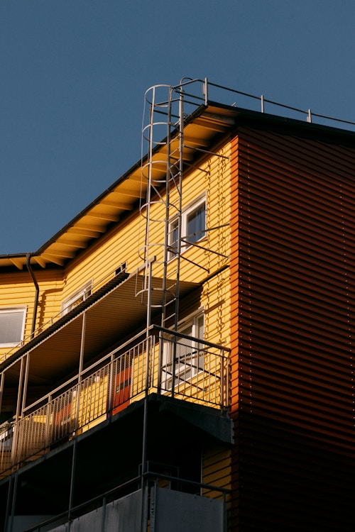 Bygg med gul fasade i Casinetto borettslag.