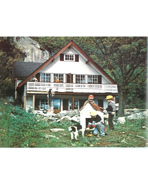 Bilde fra en reklame for husmodellen block 99, med barn som leker foran et nybygget block 99 hus.