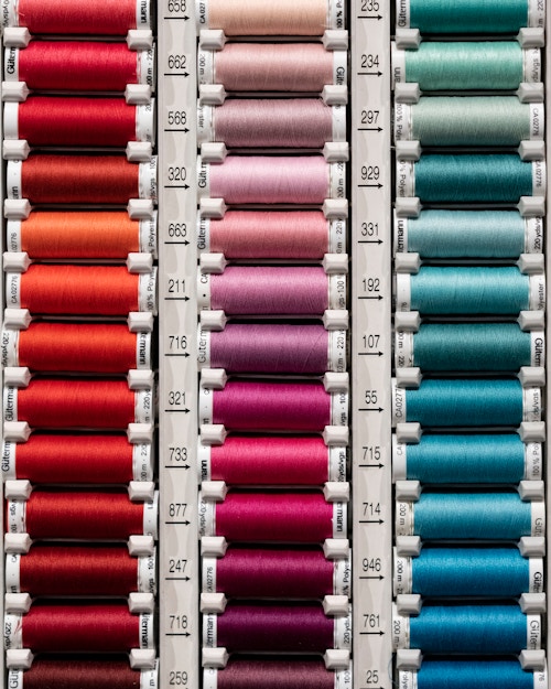 Bildet viser tråder i mange ulike farger.