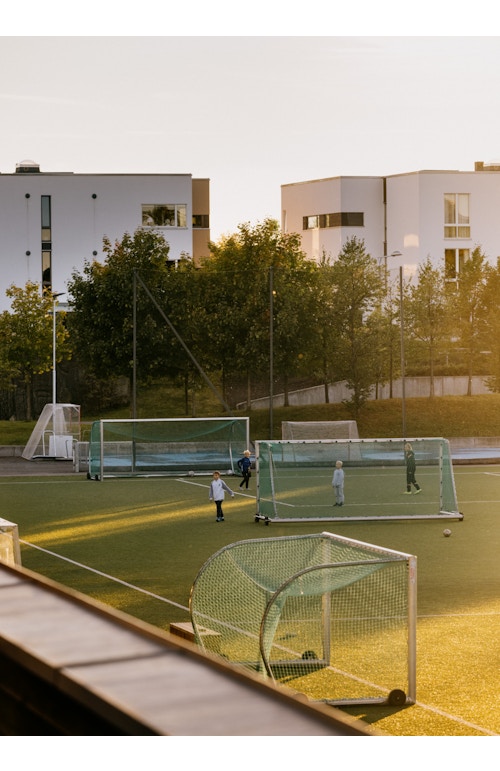Bildet viser en fotballbane på Fornebu.
