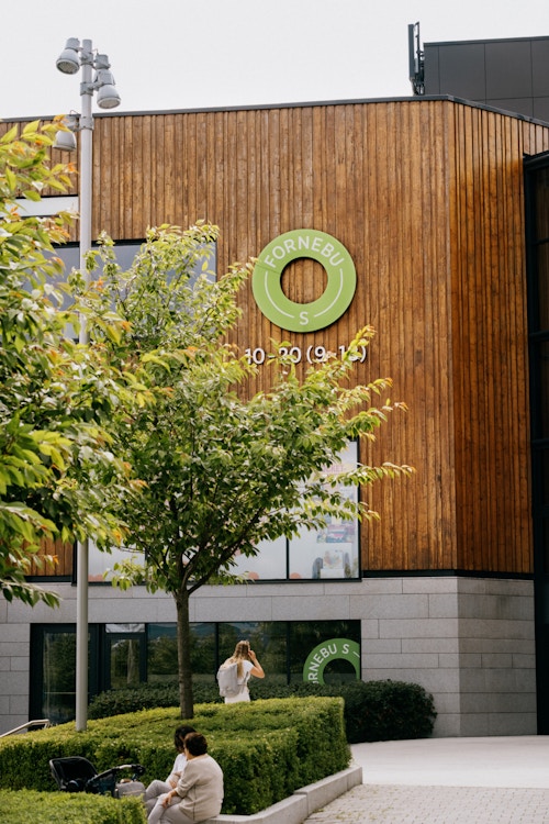 Bildet viser litt av fasaden på kjøpesenteret Fornebu S.