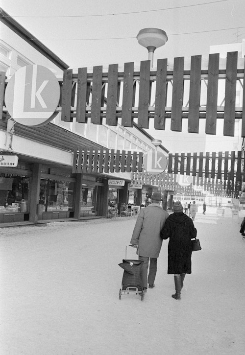 Arkivfoto fra Lambertseter i 1977, som viser et par på handletur.