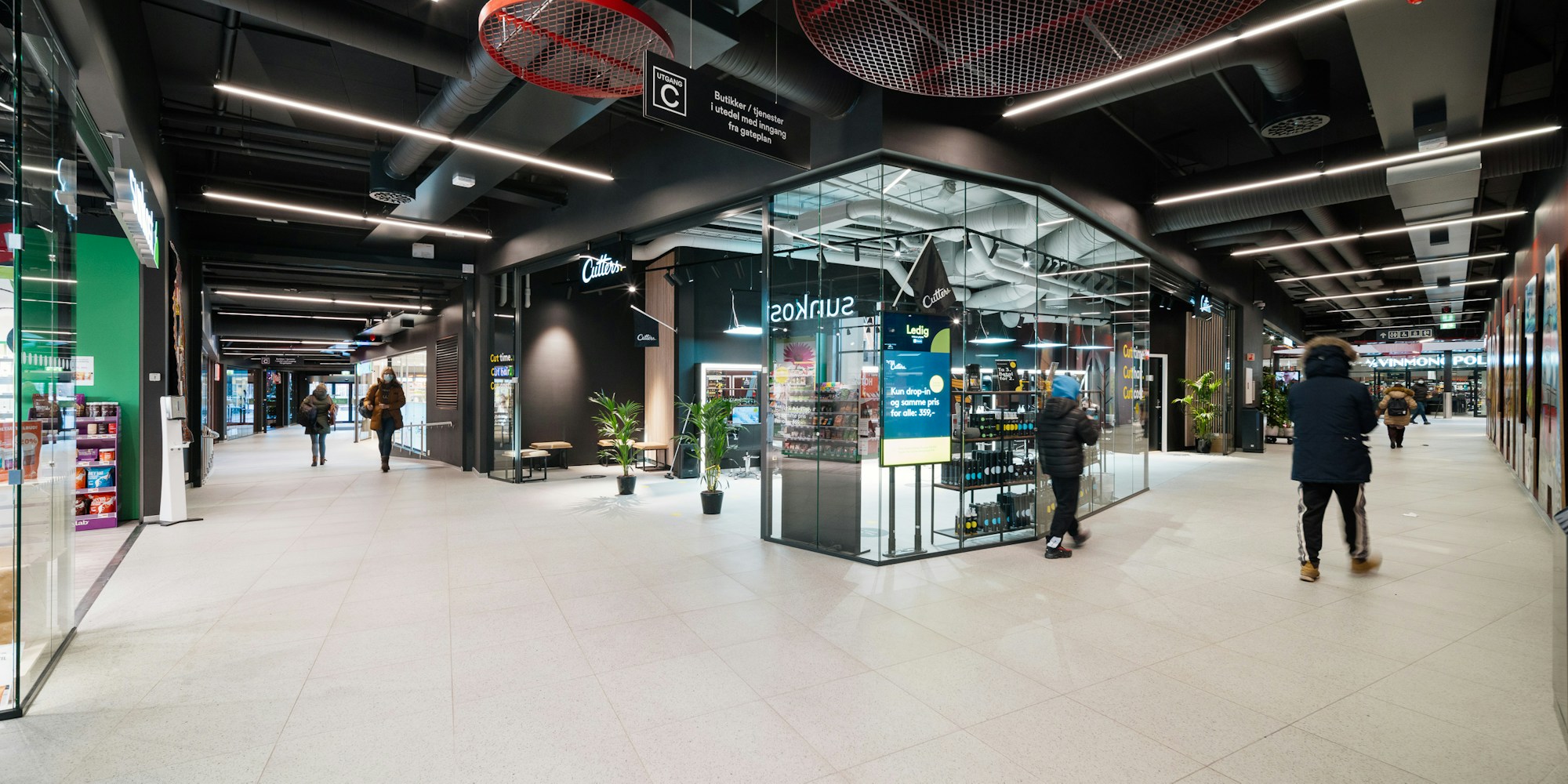 Bildet viser noen butikker inne i den nye delen av Holmlia Senter.