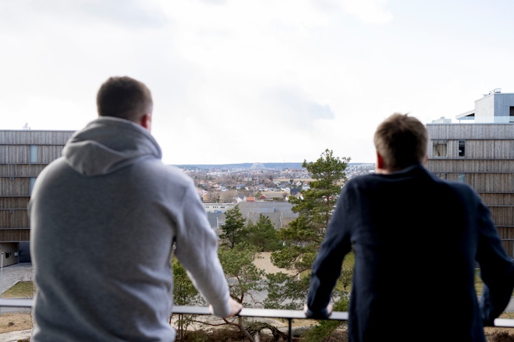 To menn som ser på utsikten fra en leilighet i Begbyåsen.
