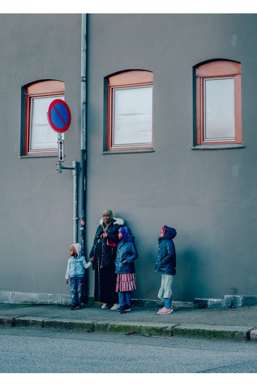 Foto av mor med tre barn på Badedammen Brygge.