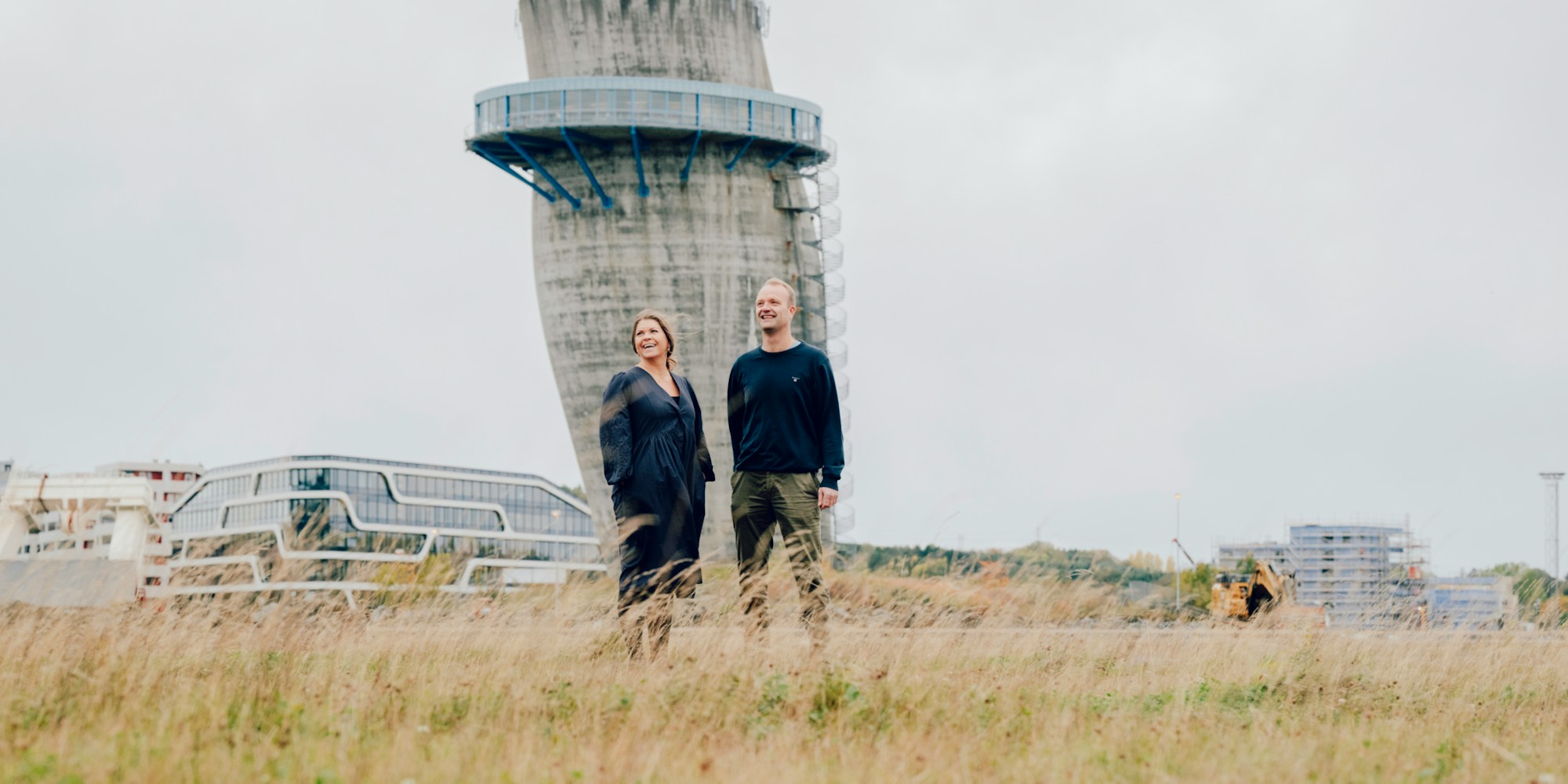 Foto av Espen og Hilde foran skråtårnet på Odden i Hinna Park.