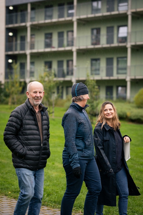 Foto av tre voksne som går ute i Ladebyhagen.