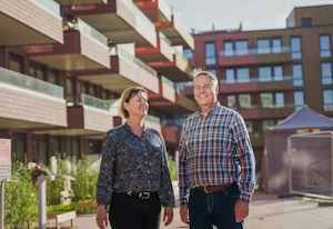 Mann og kvinne som står i gårsdsrommet i boligprosjektet Lumanders hage