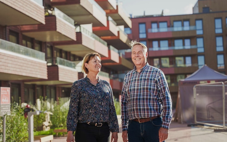 Mann og kvinne som står i gårsdsrommet i boligprosjektet Lumanders hage