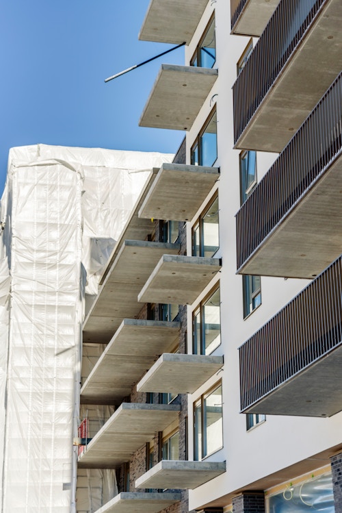 Bilde av fasaden og balkongene til et bygg i boligprosjektet MIDT i Lørengskog