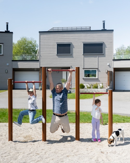 Foto av kjøperen Tor Helge som leker med barnebarna på en lekeplass.