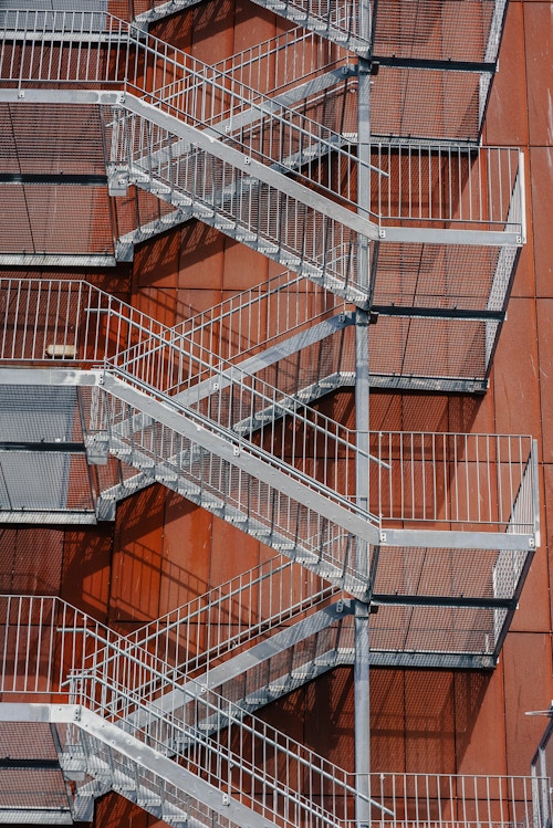 Bilde av fasaden til PEX-tårnet med rødbrune vegger og trapper