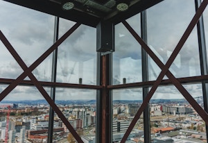 Utsikt over Økern og Ulven fra et vindu i Ulventårnet