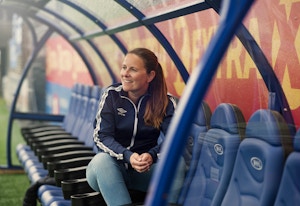 Stina Mostervik sitter på benken på Ranheim Stadion.