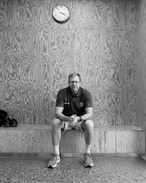 Foto av sportslig leder ved Ullern Basket, Ståle Frey. I bildet sitter han på benken i garderoben til klubben.