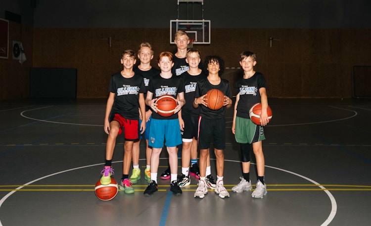 Lagbilde med noen av spillerne fra Ullern Basket.