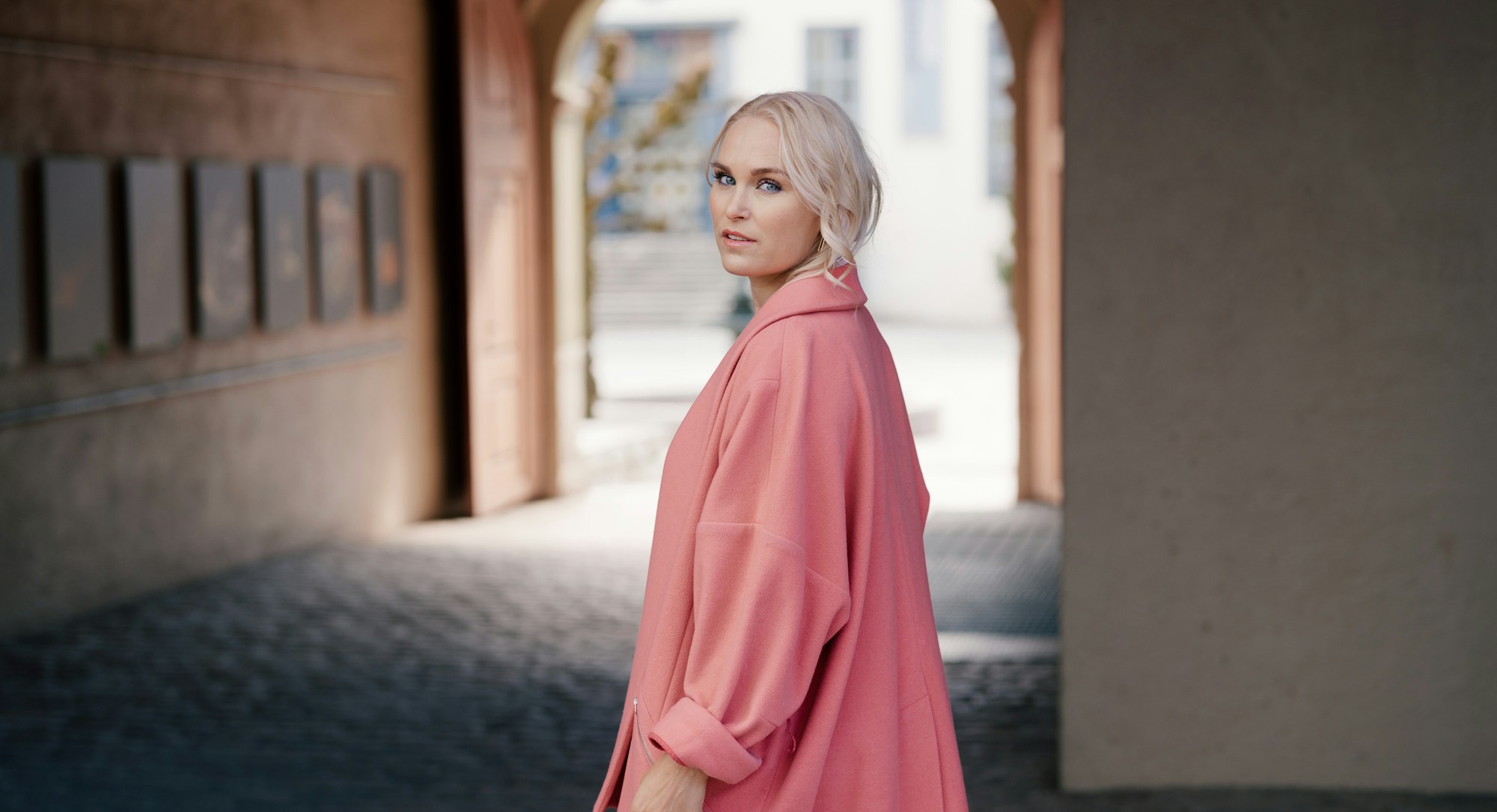 Portrett av Eva Weel Skram med rosa jakke på Folkemuseet.