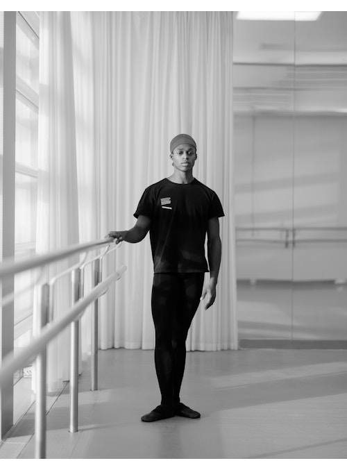 Bildet viser ballettdanseren Shaakir Muhammad ved en ballettbarre.