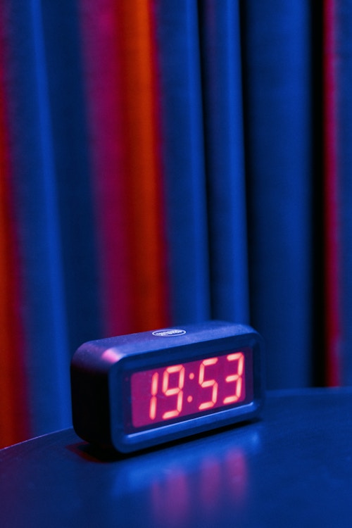 Bildet viser en digital klokke med klokkeslettet 19:53.