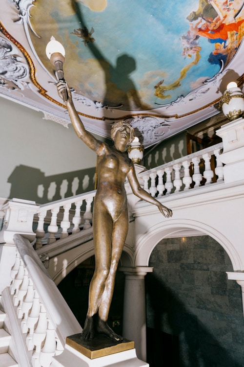 Bildet viser en skulptur i en trappeoppgang i Nationaltheatret.