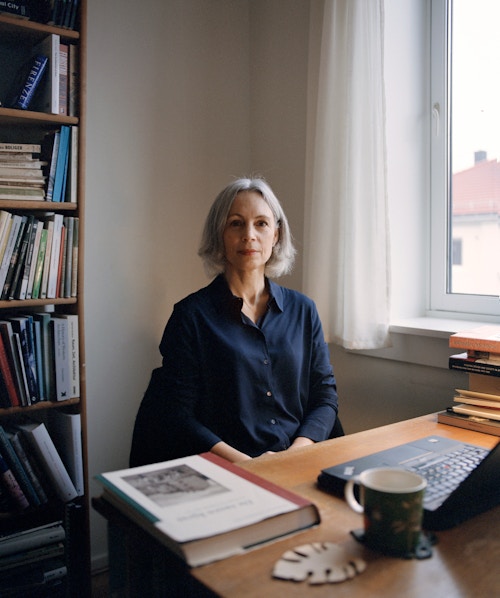 Portrett av Anne Kristine Kronborg på sitt hjemmekontor.
