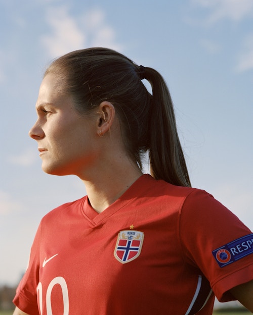 Portrett av fotballspiller Emilie Bosshard Haavi, iført landslagsdrakten.