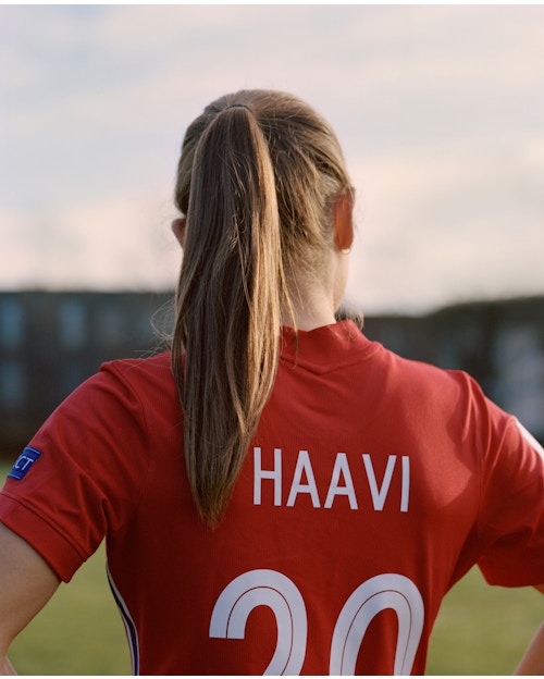 Bildet viser fotballspiller Emilie Bosshard Haavi med ryggen til kamera,  som viser drakten med etternavnet og spiller nummeret.