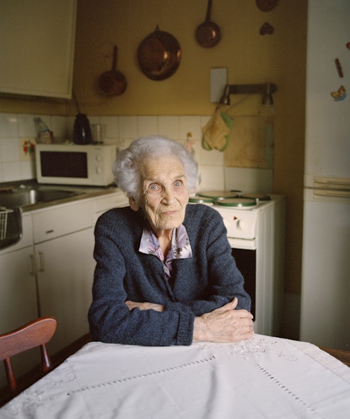 Portrett av OBOS-medlem Grethe Alice Jørgensen hjemme ved kjøkkenbordet sitt.