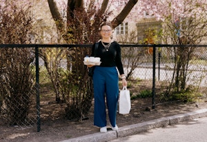 Foto av Vivi Hatlem med kaffe og godsaker i hånden