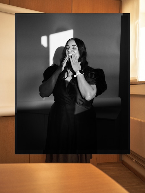 Et svart/hvitt foto av Lubna som holder hendene opp mot munn.