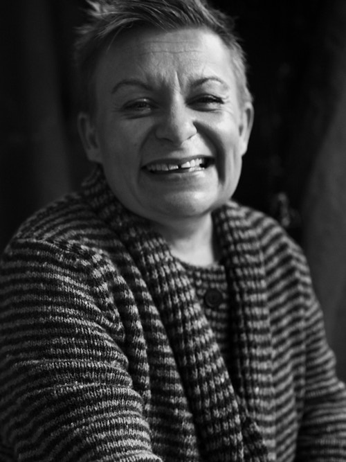 Et svart/hvitt-foto av en smilende Kjersti Horn.