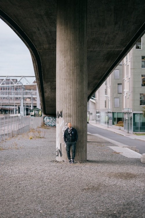 Foto av Marco Elsafadi under brua ved Oslo Sentralstasjon.