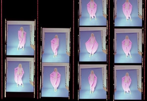 Filmrull-bilder av Marius Hagen som Pamela the Pam, som poserer i ulike posisjoner i rosa drakt.