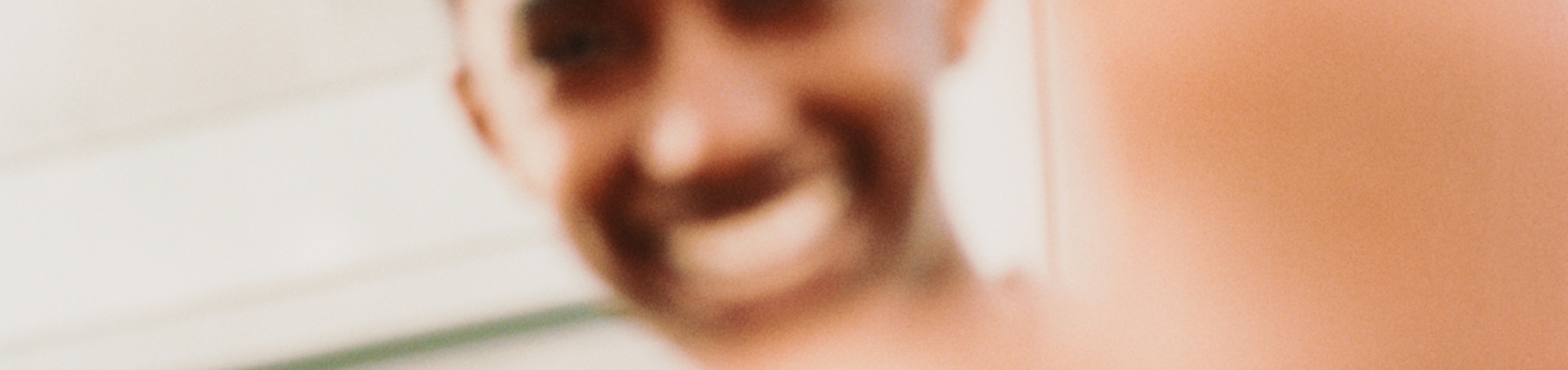 Bilde av rapperen Rambow som smiler og holder opp hånden foran kameraet.