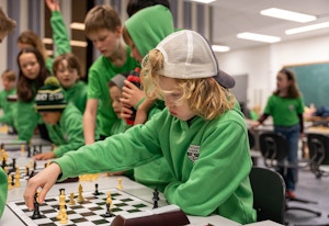 Bilde av flere barn og ungdom i Rustad Sjakklubb som møtes for å spille sjakk.