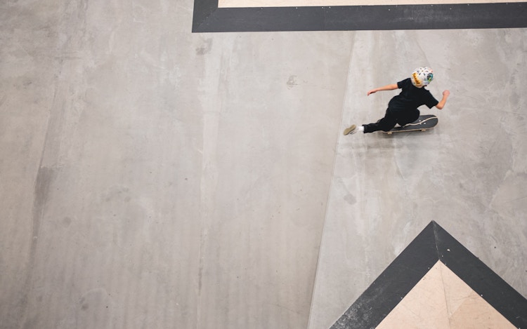 Foto fra fugleperspektiv av en gutt som skater i Oslo Skatehall