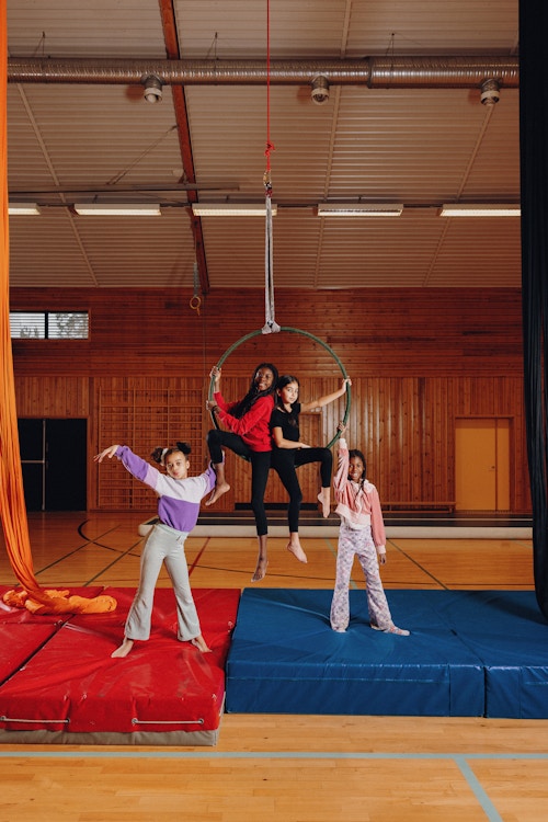 Fire unge akrobater viser fram triks de har lært