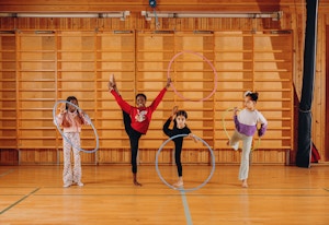 Bilde av fire akrobater fra sirkusskolen på Mortensrud
