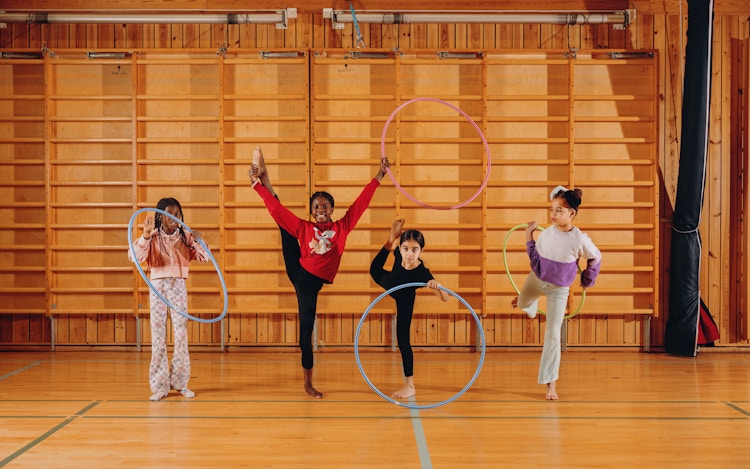 Bilde av fire akrobater fra sirkusskolen på Mortensrud