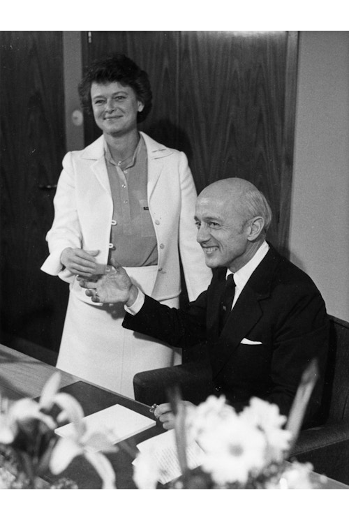 Kåre Willoch overtar som statsminister etter Gro Harlem Brundtland i 1981.