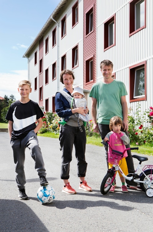 Anna og familien utenfor boligblokken på Etterstad i Oslo.