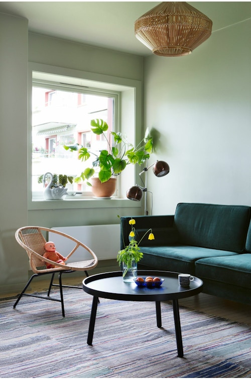 Bilde av en møblert stue i en fargerik leilighet på Etterstad i Oslo.